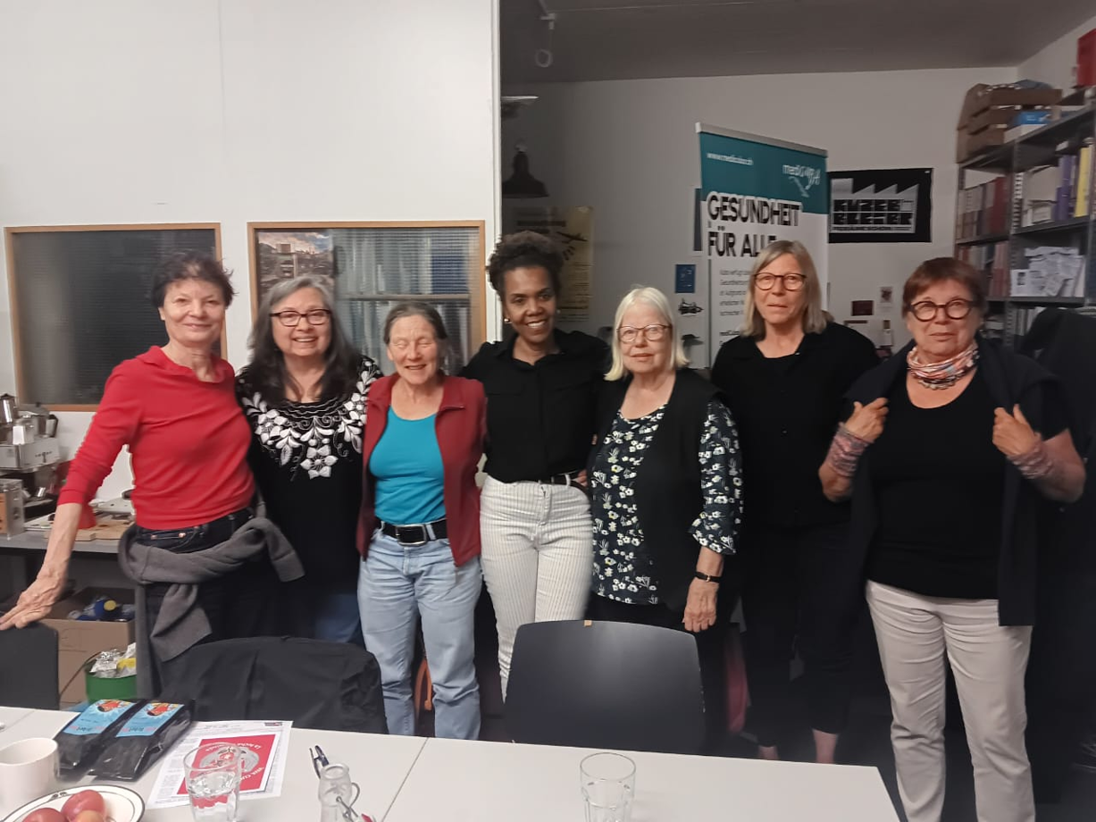 Yulexis Almeida Junco (mitte) von der Articulaci&oacute;n Afrofeminista Cubana zu Besuch in der Gesch&auml;ftsstelle von medico