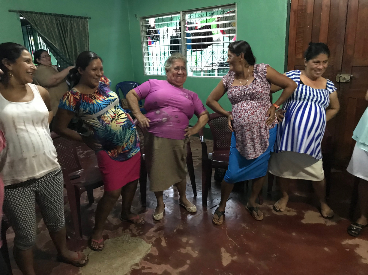 Schwangere Frauen in der Casa de la Mujer in Nueva Guinea bei der Gymnastik